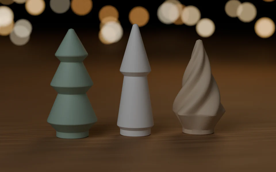 Drei minimalistische Weihnachtsbäume in Salbeigrün, Weiß und Sand auf einem Holztisch, im Hintergrund unscharfe Lichter. Holztisch, Lichter und das Licht in den Fenstern sind Dekoration und nicht enthalten.